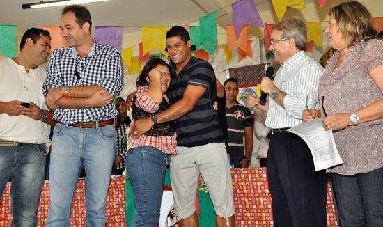 Campeão brasileiro de automobilismo visita a escola onde estudou