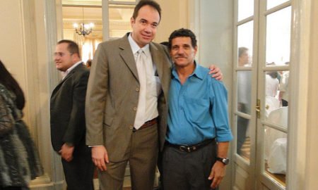O professor José Hugo (camisa azul) ao lado do secretário José Marco