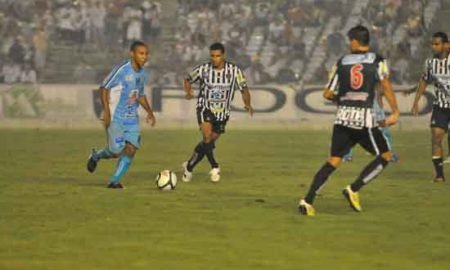 O meia Robertinho é observado por André Lima. Foto - Assuelo Lima