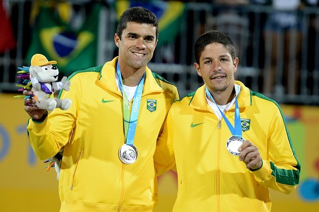 Bruno Miani/Inovafoto/CBV Clique na imagem para fazer o Donwload... Vitor Felipe e Álvaro Filho com a medalha de prata em Toronto