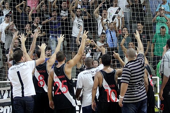 Jogadores cantam o tradicional Casaca com a torcida após a vitória - Foto: Paulo Fernandes/Vasco.com.br
