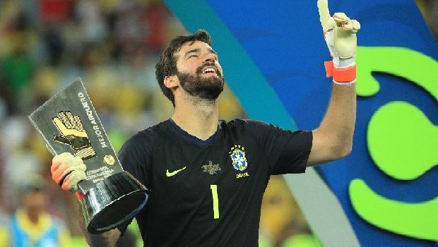 Alisson é eleito o melhor goleiro do mundo em prêmio da Bola de Ouro