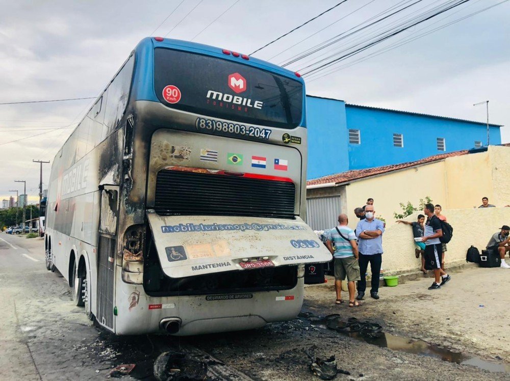 Ônibus com time de futebol pega fogo durante viagem para jogo do Campeonato  Paraibano, Paraíba