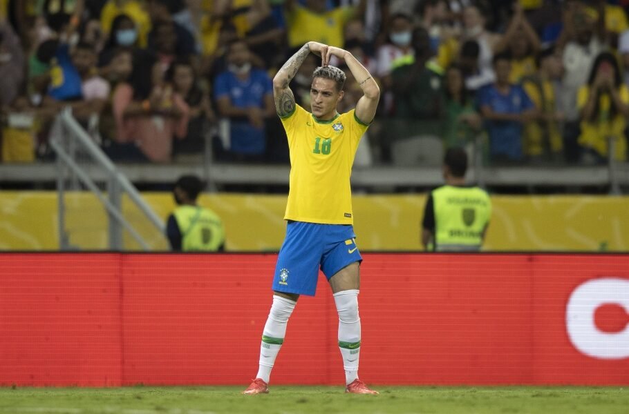 Com gol de Coutinho, seleção goleia Paraguai no Mineirão pelas