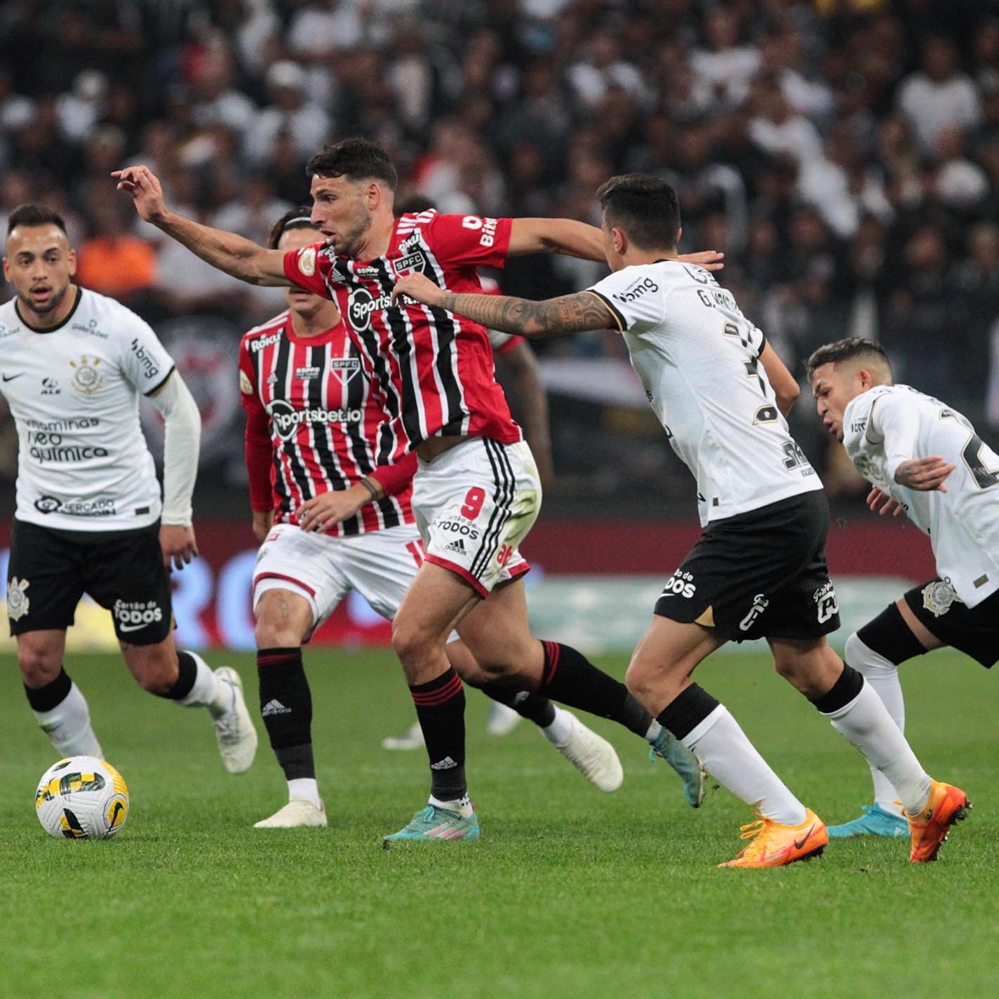 Corinthians arranca empate com o São Paulo e mantém a liderança do  Brasileirão