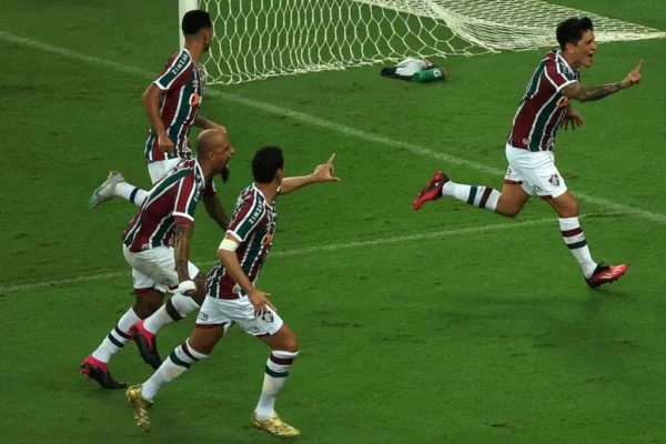 Fluminense goleia o Flamengo e é bicampeão carioca — Fluminense